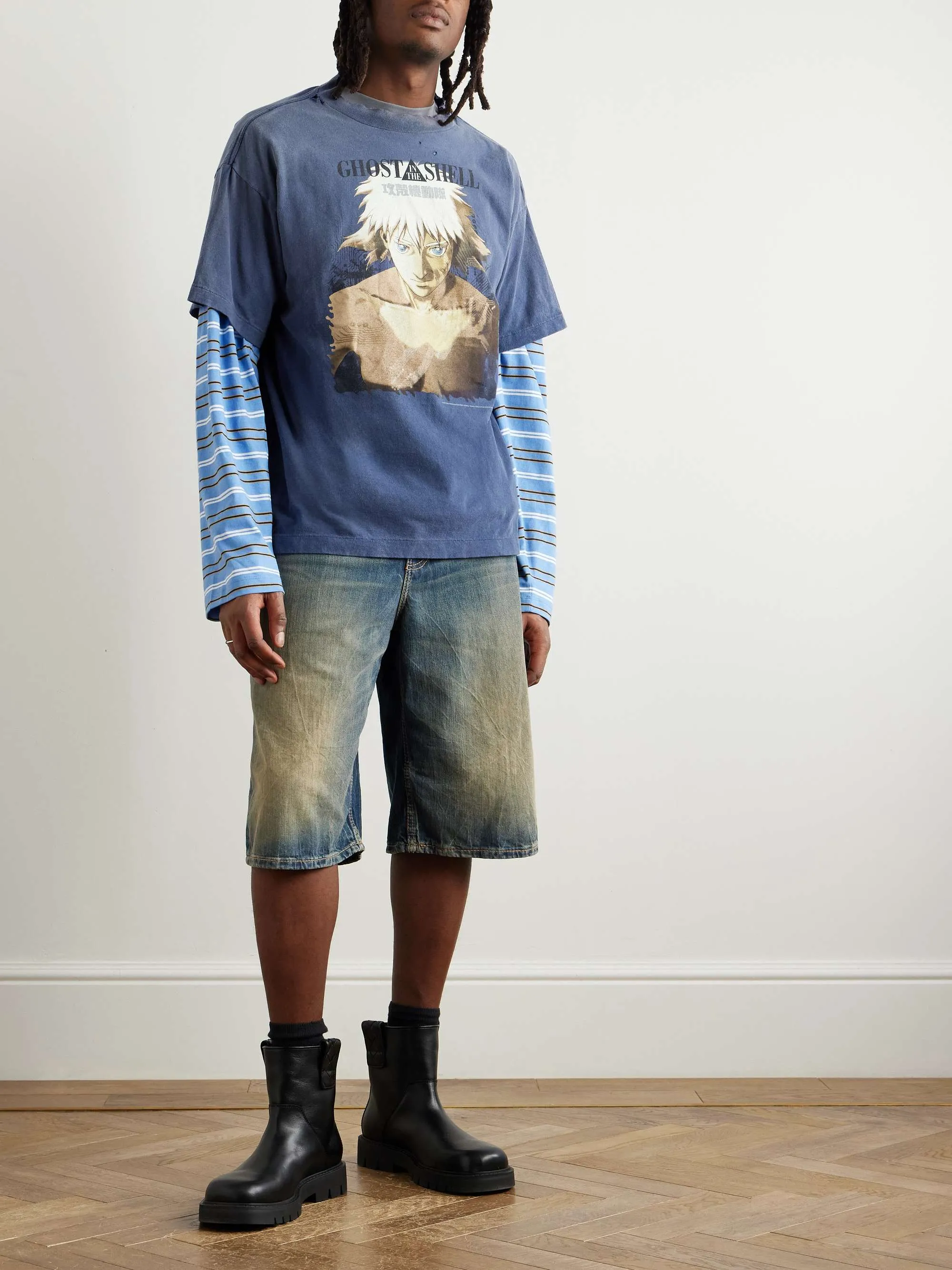 SAINT Mxxxxxx × Ghost in the Shell GS_SS TEE/GST IN THE SHELL/NVY Ghost in the Shell co-branded distressed short-sleeves White-haired plain character TEE Washed blue S-XL Look for the cylindrical fabric with no side seams. The open width is almost meaningless Asut ready-made garments dyed The whole piece is sprayed with horsetail. The collar and cuffs are faded. The collar and cuffs are frayed. Many hangings are worn. The oversized printing position restores the authenticity level. Customized joint main mark/wash mark/with little angel anti-counterfeiting mark